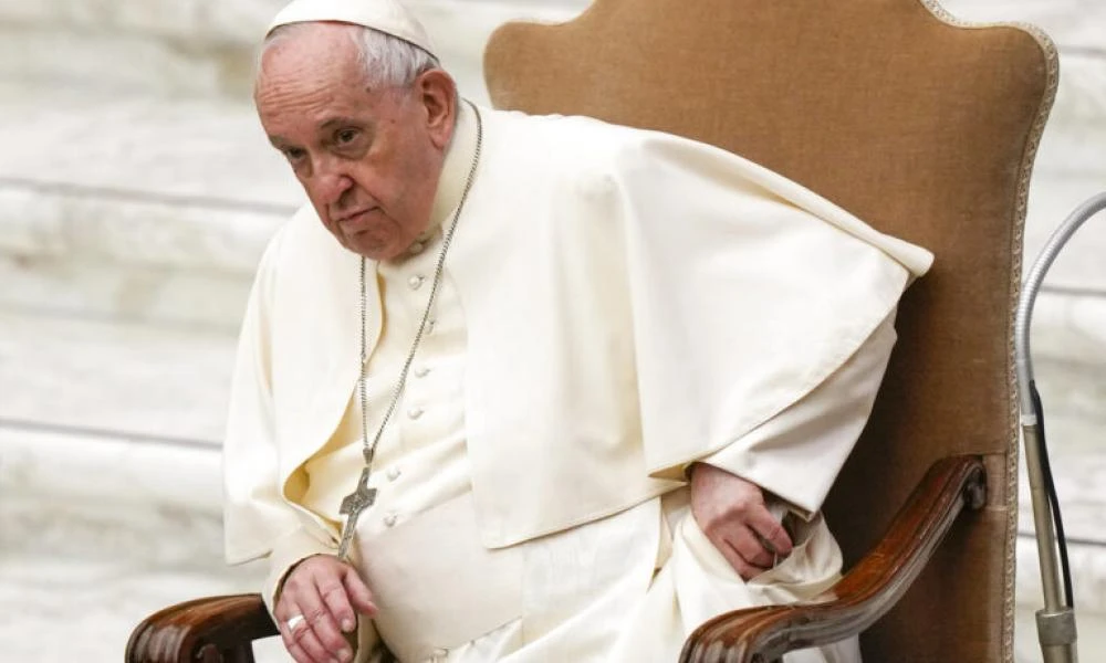 Ο πάπας Φραγκίσκος εξομολογείται ότι μια κοπέλα του έκλεψε την καρδιά και δεν τον άφηνε να προσευχηθεί